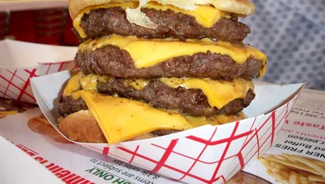 Hamburgerii „atac de cord” au exact 8.000 de calorii (Video)