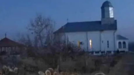 Stareta unei manastiri a nascut gemene si vrea sa le abandoneze