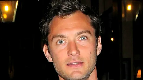 Asculta-l pe actorul Jude Law cantand live! (Video)