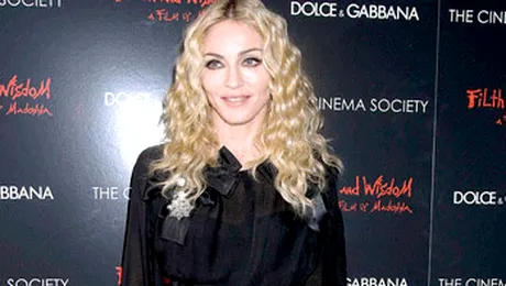 Madonna „poarta” doua pistoale cu ea (Foto)