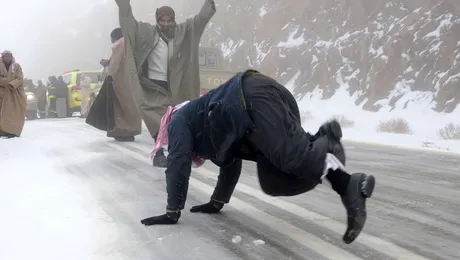 Reacția bizară a unui arab când vede prima oară zăpadă (Video)