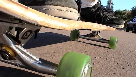 Preotul care face „figuri” pe skatebord (Video)