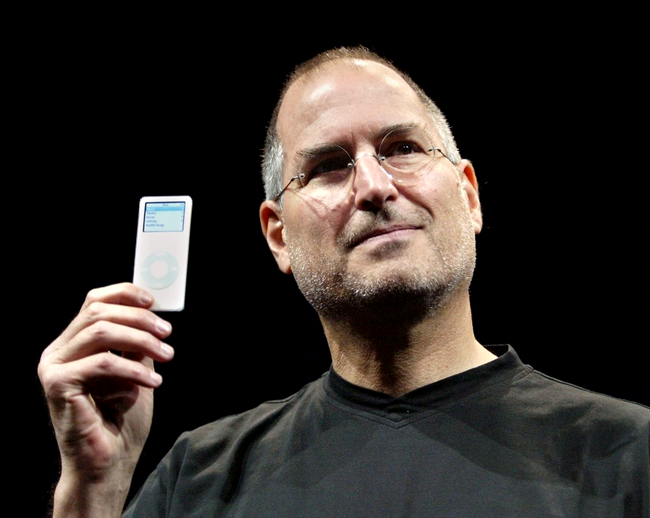 Steve Jobs tinand un iPod Nano