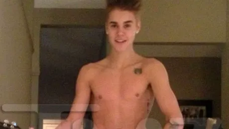 Justin Bieber a înnebunit? A apărut complet gol în faţa fanilor