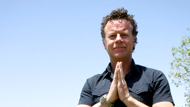 khagendra alaturi de un reporter RTL