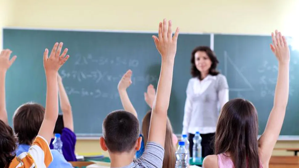 Elevii invata mai repede, atunci cand li se interzice ridicarea mainii la ore