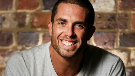 Supravieţuitor al cancerului, după un jurământ de tăcere de 1 an de zile, activistul australian James Aspey vine pentru prima oară în România