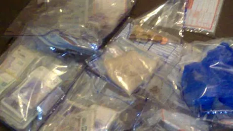 Au prins-o cu pungi de heroina, pastile si bani in… vagin