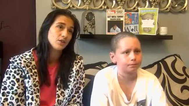 Calvin alaturi de mama sa