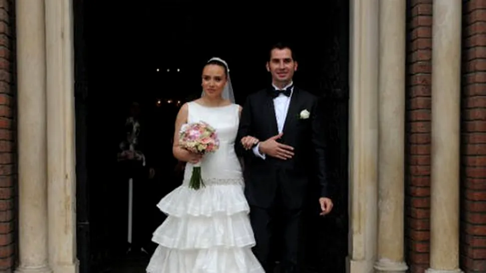 Adina Halas a avut probleme cu rochia de mireasa, la nunta (Poze)