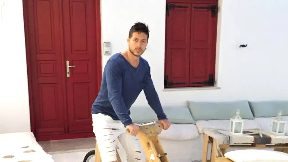 Jorge, vacanţă romantică în Grecia alături de soţia lui. Artistul a mers pe apă şi s-a plimbat cu bicicleta de lemn!


