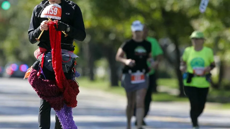 RECORD: Un bărbat a croșetat un fular în timp ce alerga la maraton
