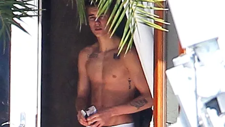Justin Bieber a ieşit în chiloţi pe stradă