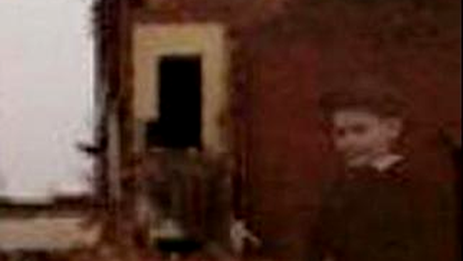 Britanicul John Fores a fotografiat scoala pe care urma s-o demoleze si astfel a vazut fantoma