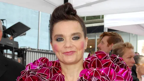 Bjork, operată cu succes pe coardele vocale