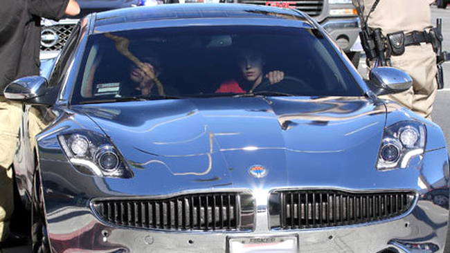 Justin Bieber conduce un Fisker Karma cromat în intregime