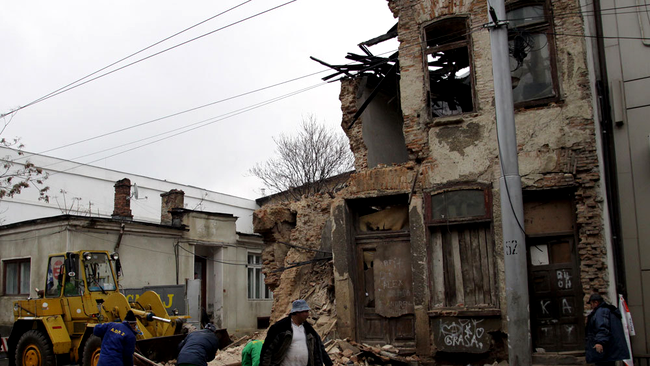 Din fericire, nimeni nu trecea prin zona in momentul prabusirii casei
