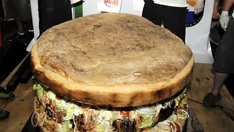 Cel mai mare hamburger din lume, dezvaluit in SUA