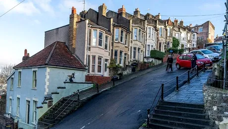 Casa de 300.000 de lire sterline din Bristol, unde a apărut peste noapte pictura murală „Aachoo!!” a lui Banksy, ar putea valora acum 5 milioane de lire sterline