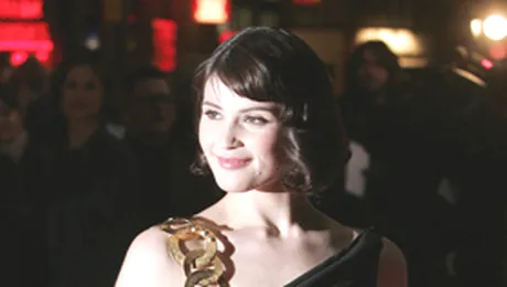 Actrita Gemma Arterton, o bruneta cam „blonda”