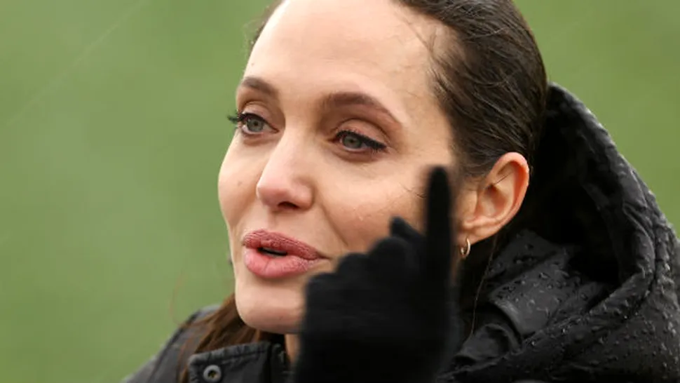 

Angelina Jolie, internată în spital de urgenţă? A ajuns la 35 kilograme!