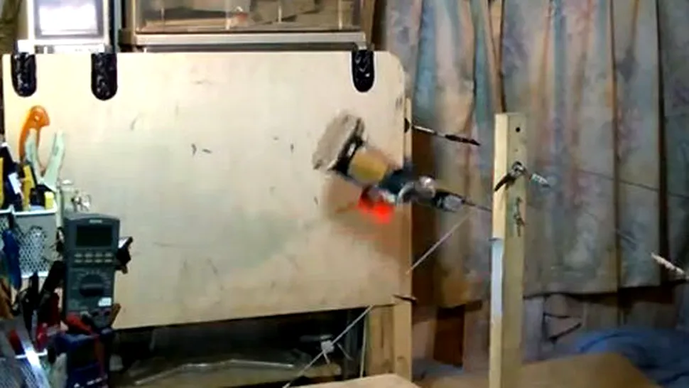 Săritura spectaculoasă a unui robot acrobat (Video)