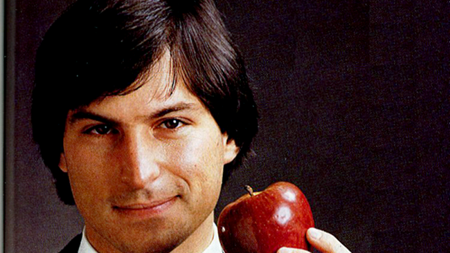 Steve Jobs tinand in mana fructul sau favorit