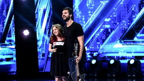 Un susţinător ajunge din culisele X Factor direct pe scenă