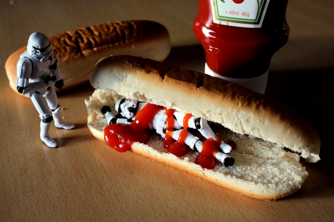 Un soldat clona isi prepara un hot-dog clona 