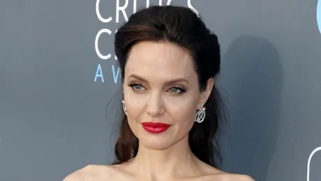 Angelina Jolie, în imagini uluitoare: actrița, fotografiată acoperită de albine vii