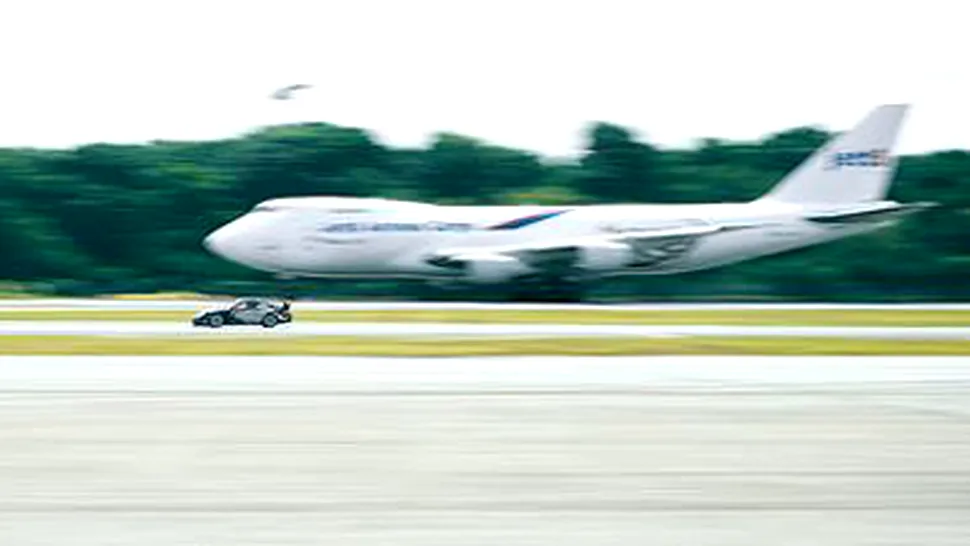 Cursa inedita la Singapore: Porsche GT3 contra Boeing 747 (Video)