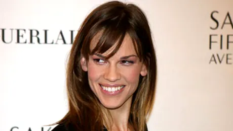 Hilary Swank învaţă să zboare
