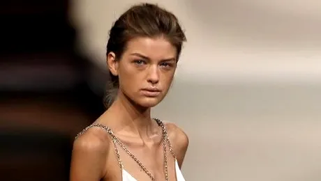 Manechinele mănâncă hârtii pentru a-și păstra silueta!