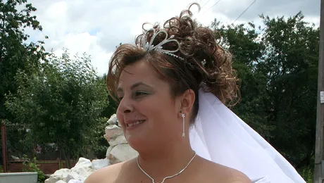 O femeie XXL este rasfatata la hotel!