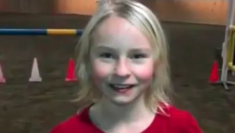 Fetița care sare peste obstacole ca un cal – VIDEO