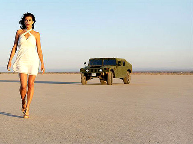 Humvee militar in desert