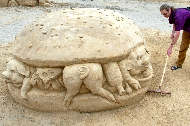 Porc-Burger sculptură în nisip