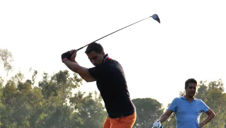 Alexandru Ciucu zboară mii de kilometri pentru golf şi schi