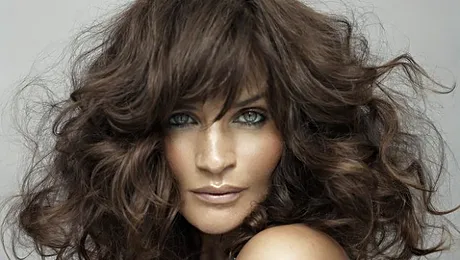 Helena Christensen pozeaza topless, la 42 de ani