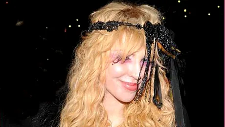 Courtney Love a speriat invitatii prezenti la un party Roberto Cavalli