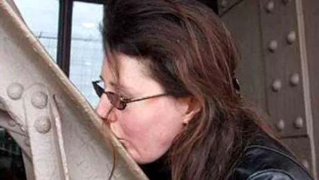 O femeie s-a casatorit cu Turnul Eiffel si are drept amant Zidul Berlinului!