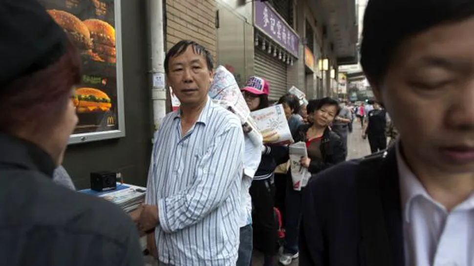 Cum se bat mii de chinezi pentru o brioșă gratis