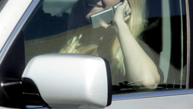 Gwyneth vorbind la un telefon