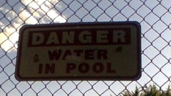 Atentie: Apa in piscina!