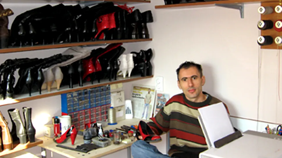 Un pantofar din Arad tine legatura cu clientii prin internet