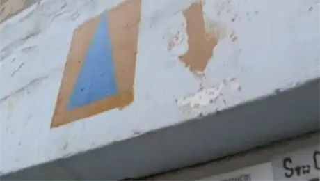 Semnul pe care ar treabui să îl cunoască toți românii: triunghiul albastru într-un patrat portocaliu