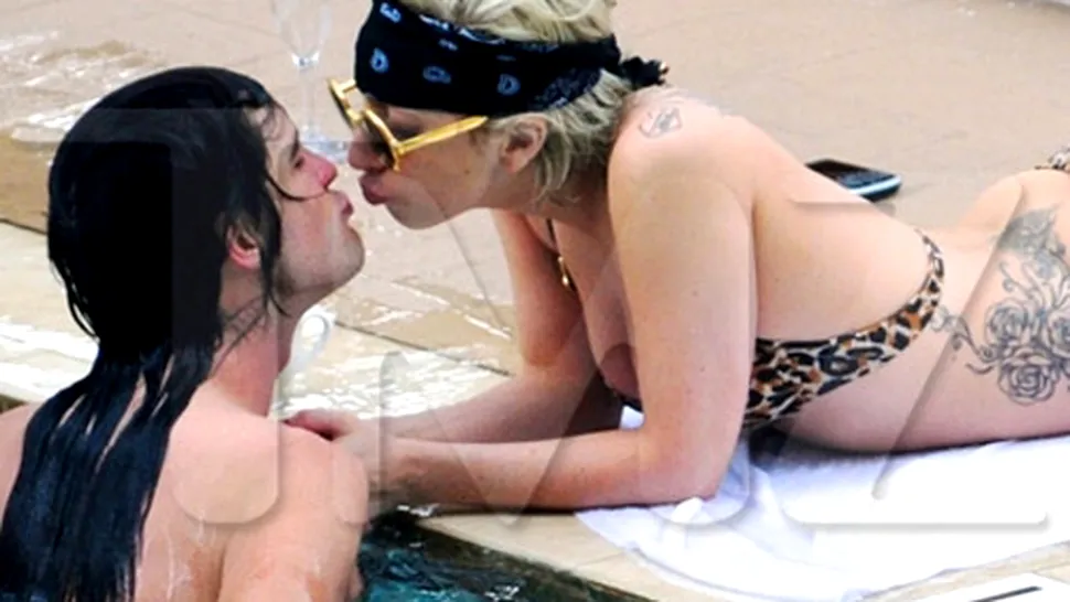 Lady Gaga si-a scos iubitul la piscina (Poze)