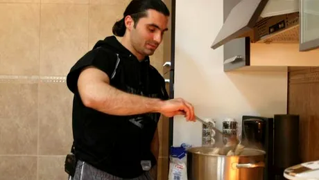 “Chef” Pepe se relaxează la cratiţă! Găteşte serios de la 15 ani!
