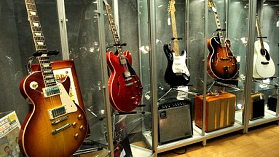 Eric Clapton a vandut, in scopuri caritabile, 70 dintre chitarele sale