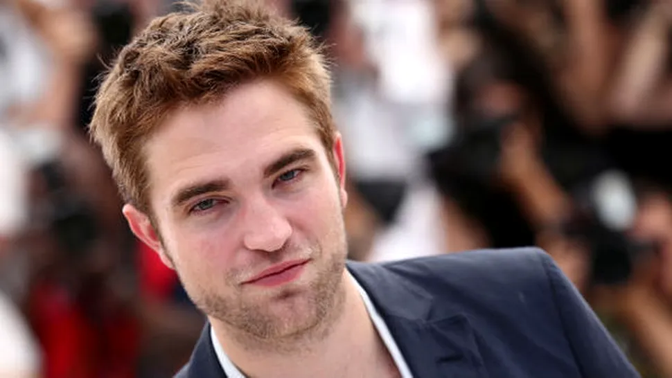 Robert Pattinson se dezbracă pentru 8 milioane de lire sterline
